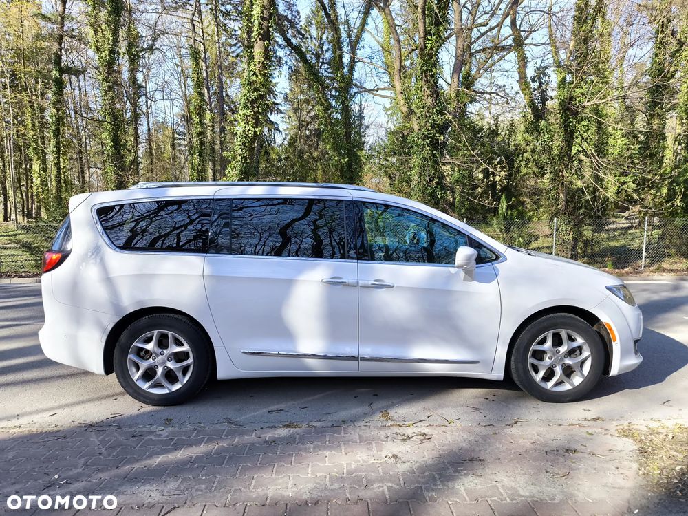 Chrysler Pacifica - 2