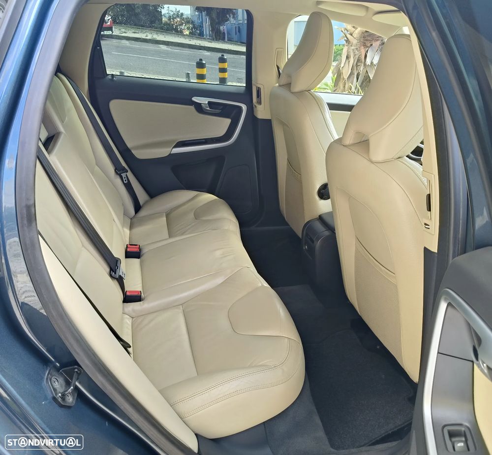 Volvo XC 60 2.0 D3 Drive Momentum - 24