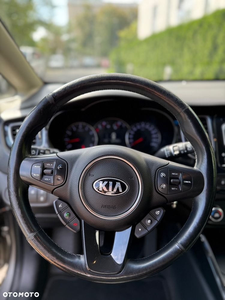 Kia Carens - 11
