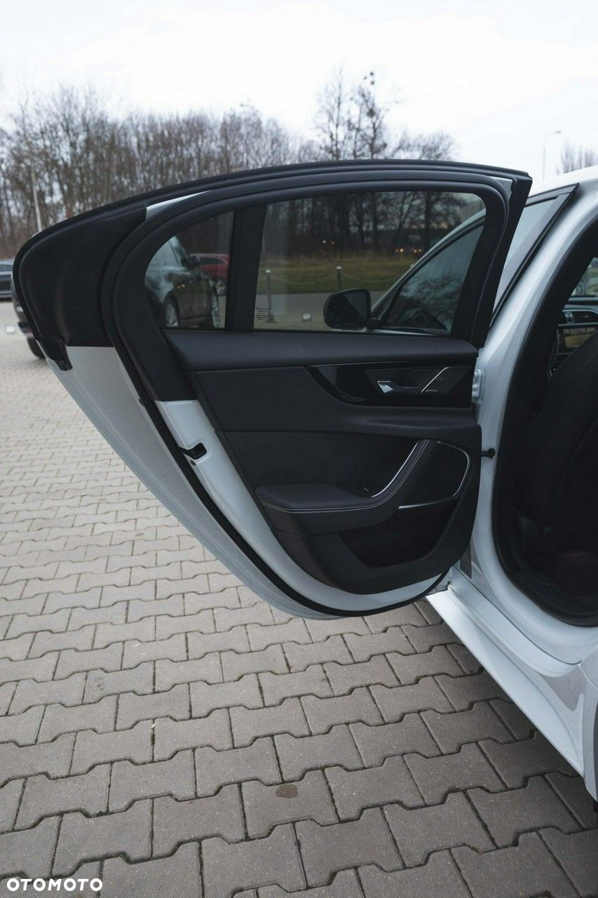 Jaguar XE - 30