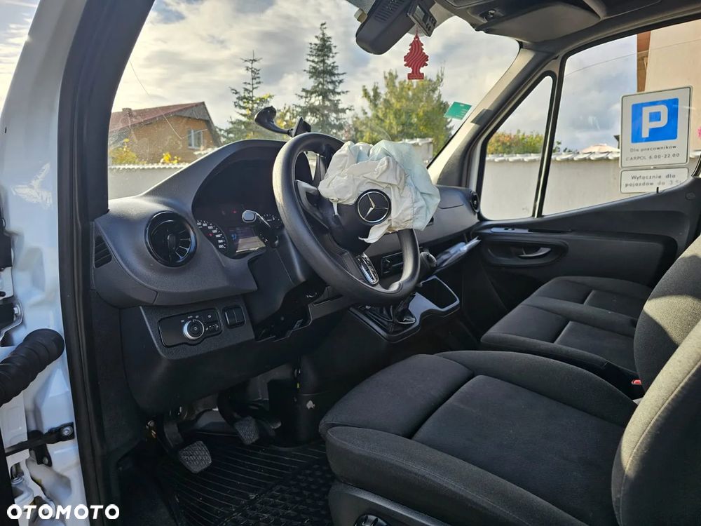 Mercedes-Benz Sprinter - 11