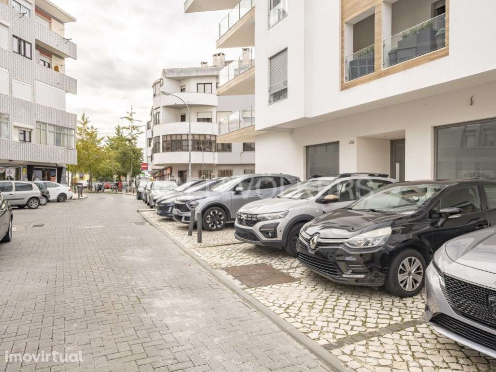 Espaço comercial no centro de Queijas - Grande imagem: 3/21