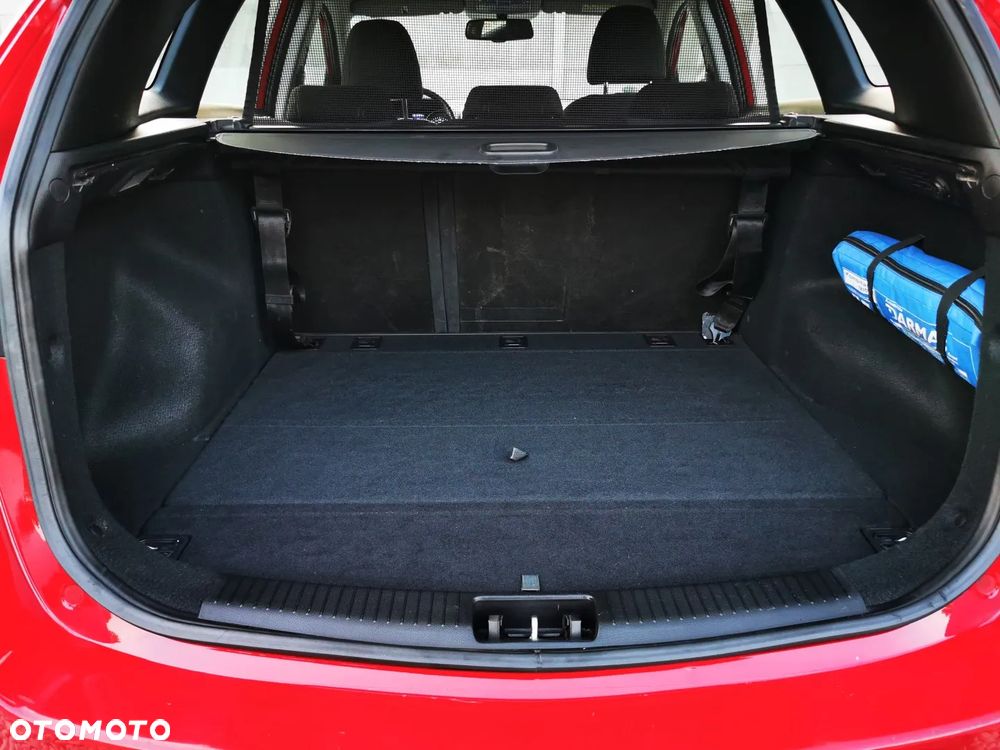 Hyundai i30 blue Kombi 1.6 GDi YES Gold - 16