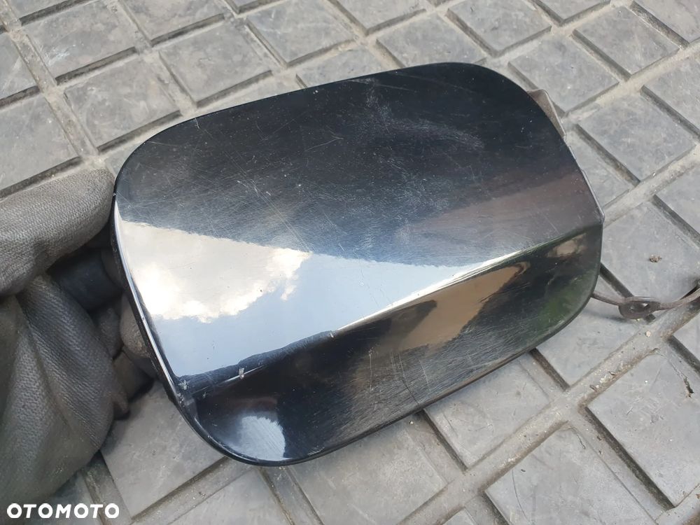Mercedes-Benz A1695840217 klapka wlewu paliwa A KLASA W169 CZARNY LAKIER - 2