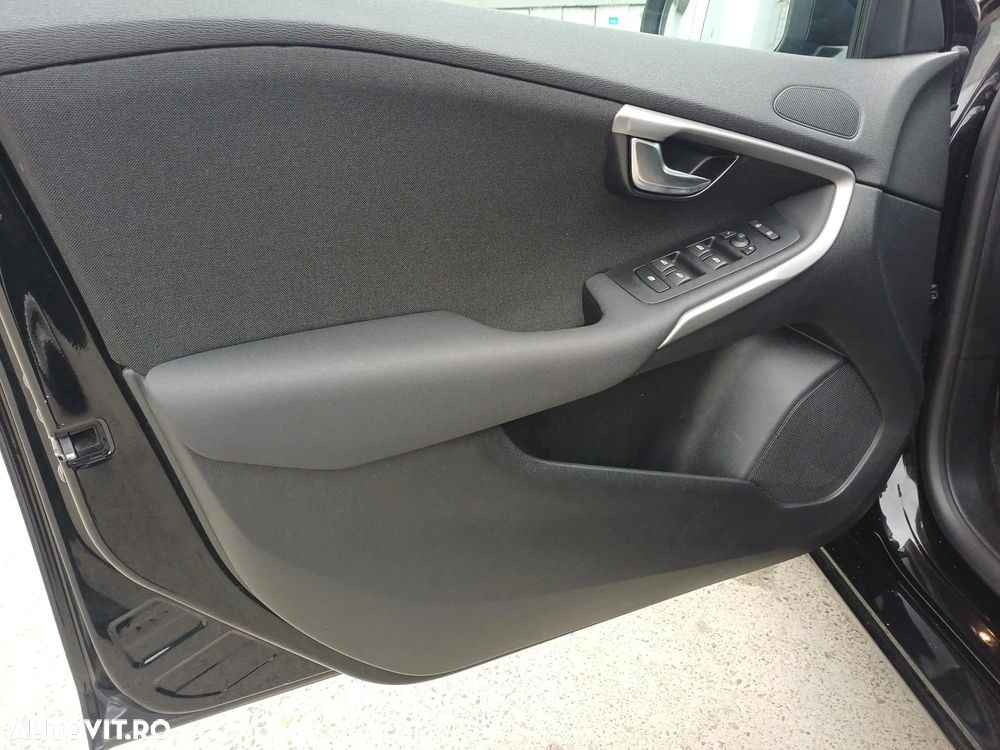 Volvo V40 D3 Aut. Momentum - 9