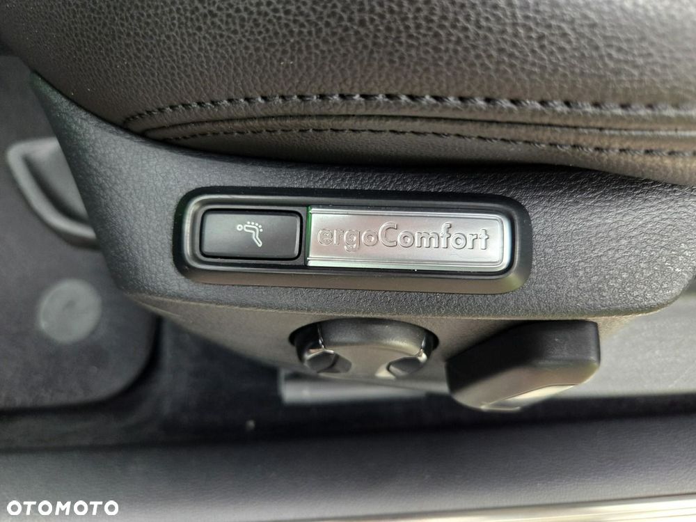 Volkswagen Passat Variant 2.0 TDI SCR 4Motion DSG Elegance - 19