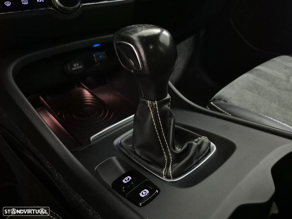 Volvo XC 40 1.5 T3 Tech Edition - 25