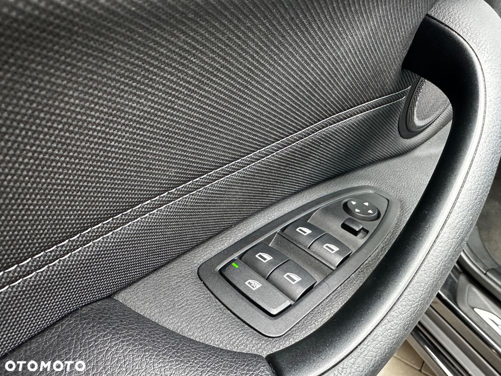 BMW X1 xDrive20i Sport Line - 35