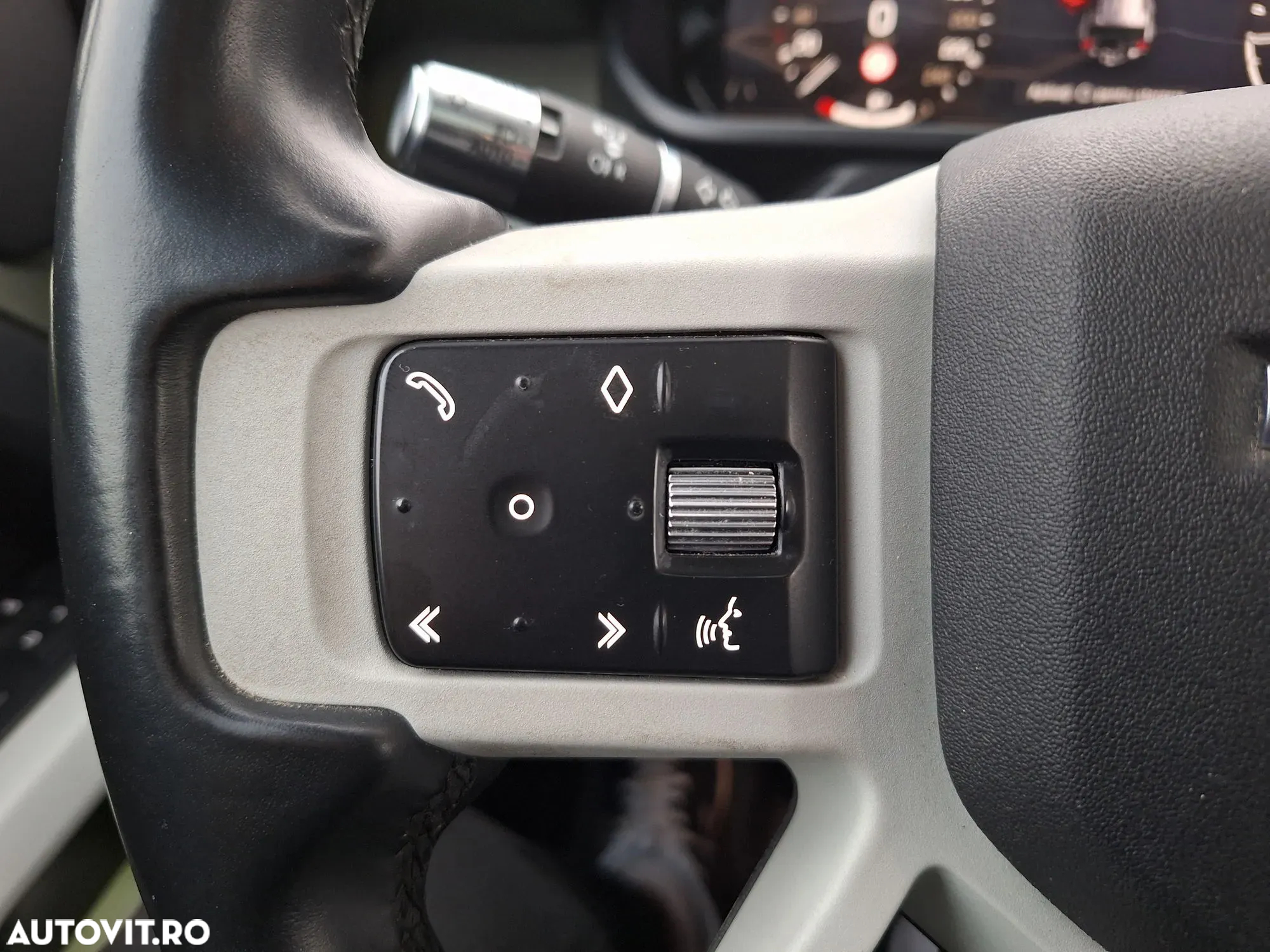 Land Rover Defender 110 2.0L D240 SE - 16