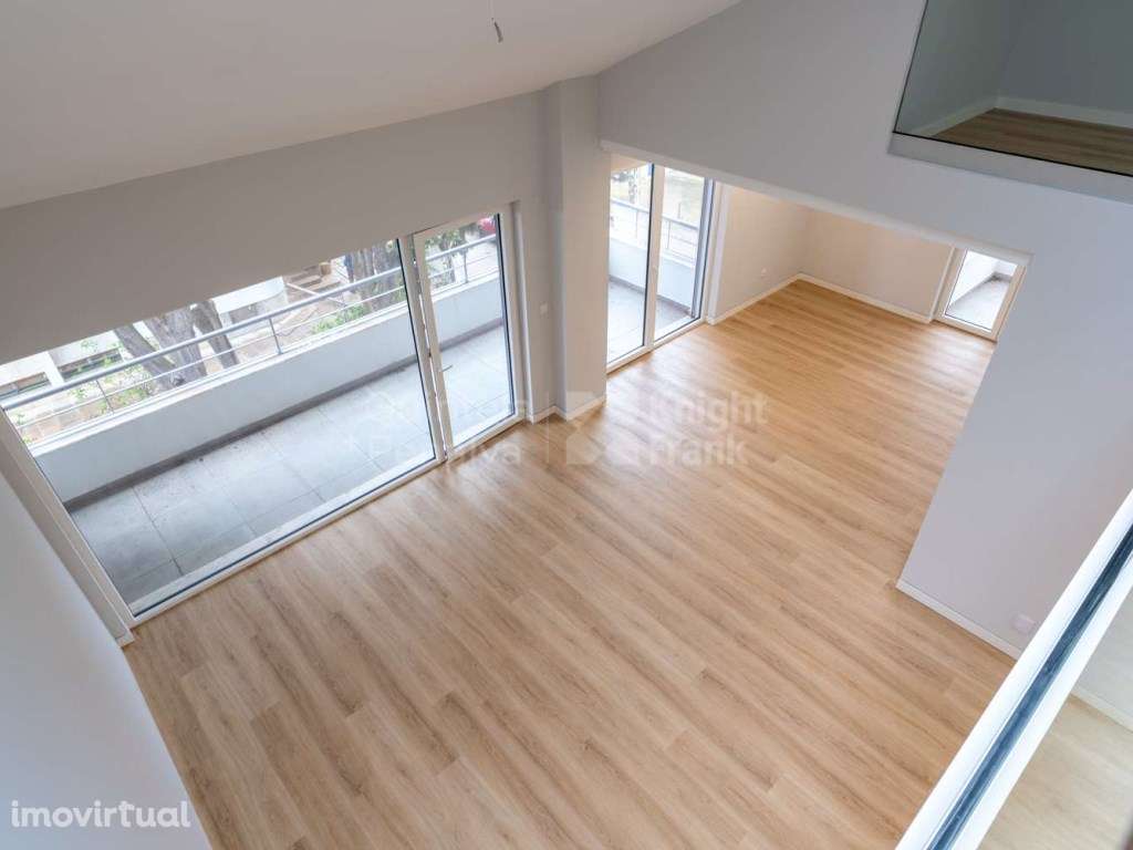 Apartamento T3+1 com varandas e estacionamento em Carcavelos - Grande imagem: 5/37