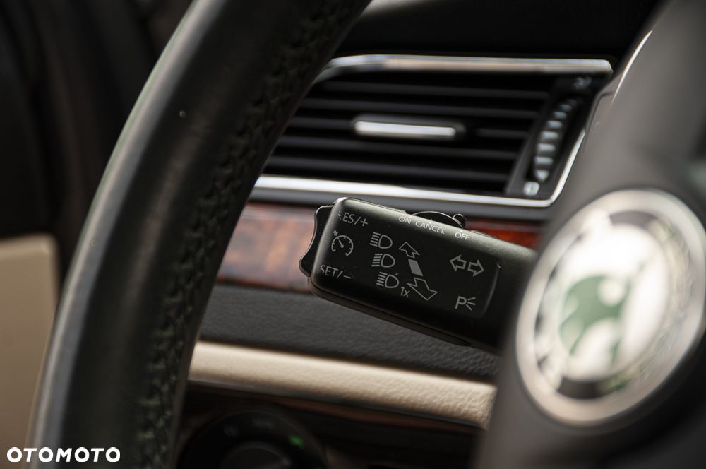 Skoda Superb 2.0 TDI DSG Exclusive - 32