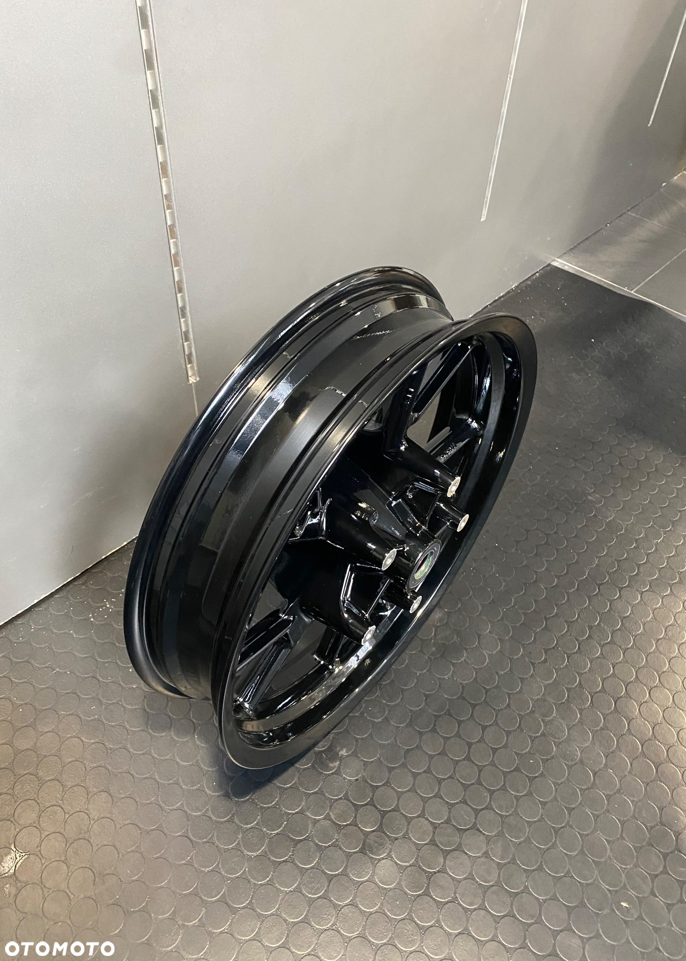 Czarne koło tylne motocyklowe F700 GS (nr.36318556106) - 3