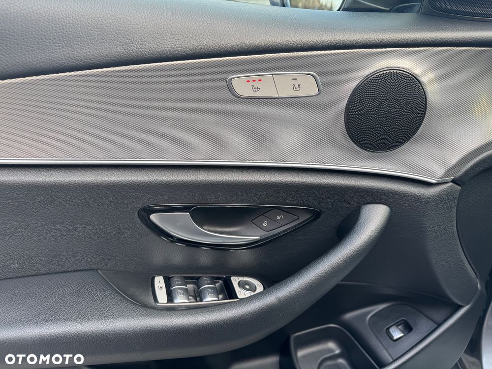 Mercedes-Benz Klasa E 220 d 4-Matic 9G-TRONIC - 25