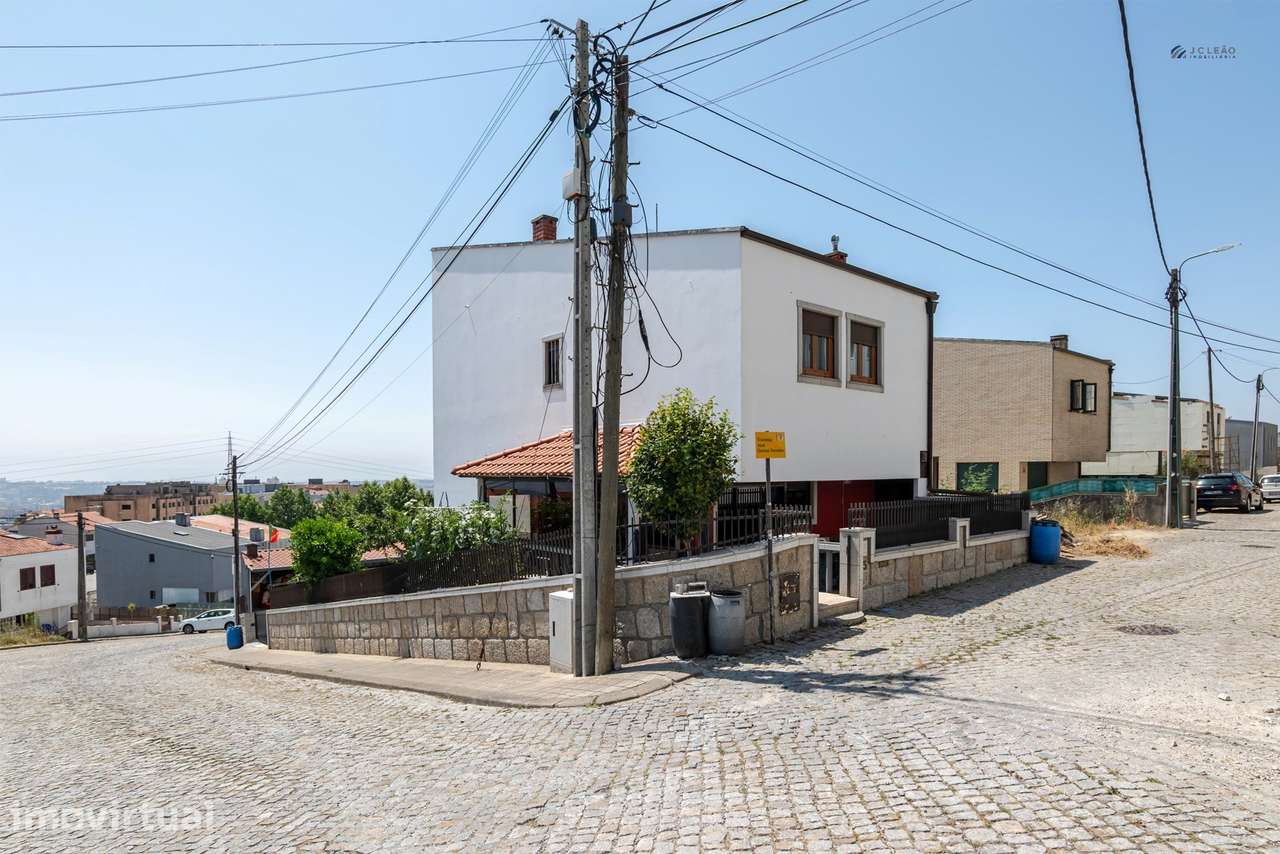 Moradia T3 em Baguim do Monte | Grande Pátio | Estacionamento para 4 C - Grande imagem: 3/57