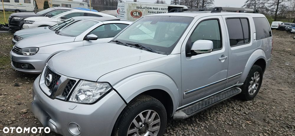 Nissan Pathfinder 3.0 D V6 LE EU5 - 11