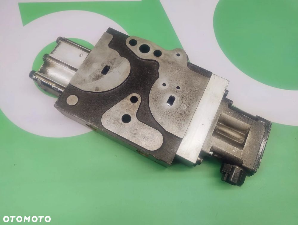 Sekcja rozdzielacza 87325538 87325955 Steyr 6195 - 4