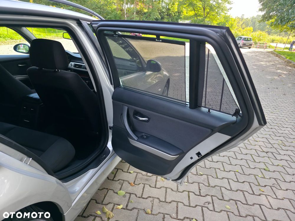 BMW Seria 3 318i Touring - 25