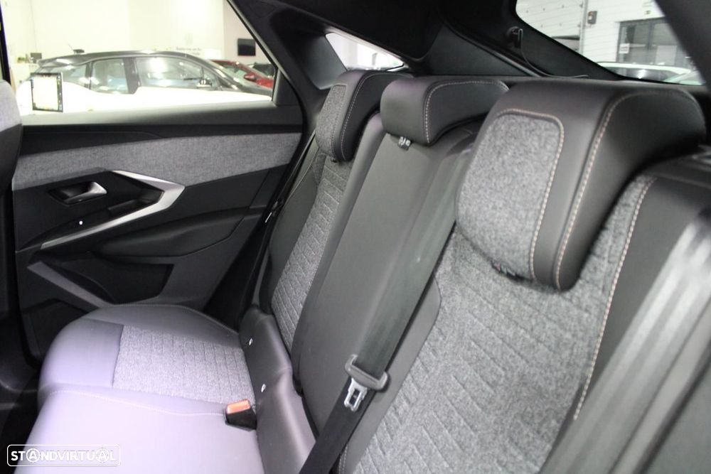 Peugeot e-3008 73 kWh Allure — fotografia 13