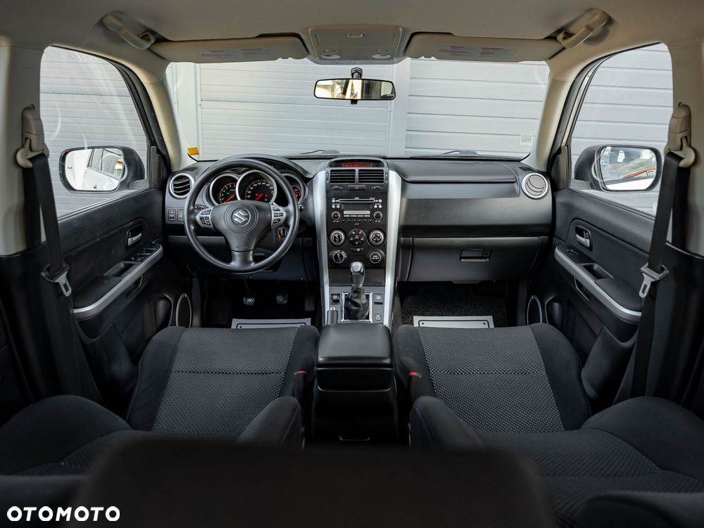 Suzuki Grand Vitara 2.0 Comfort + - 17