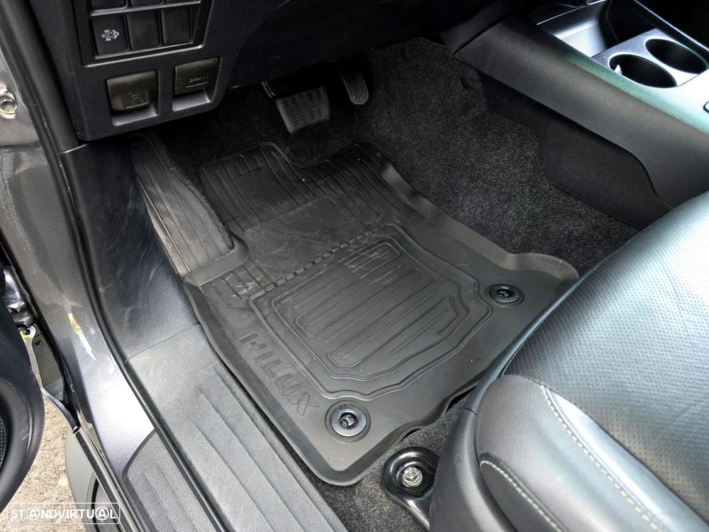 Toyota Hilux 2.8 D-4D 4WD Invincible TA - 32