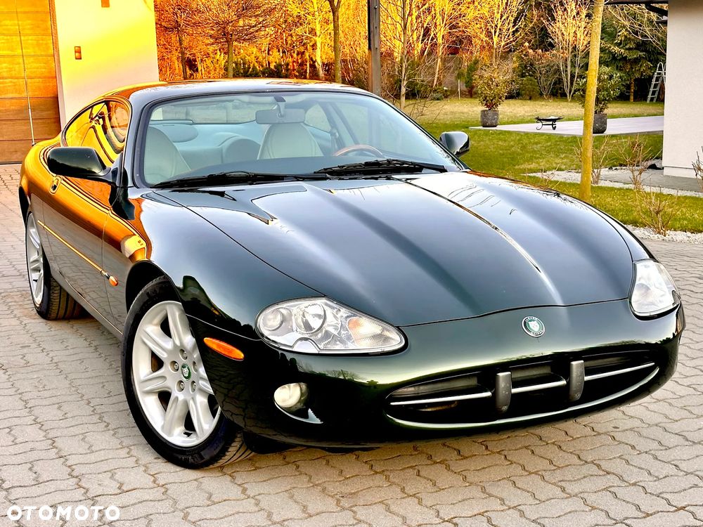 Jaguar XK8 Coupe - 1