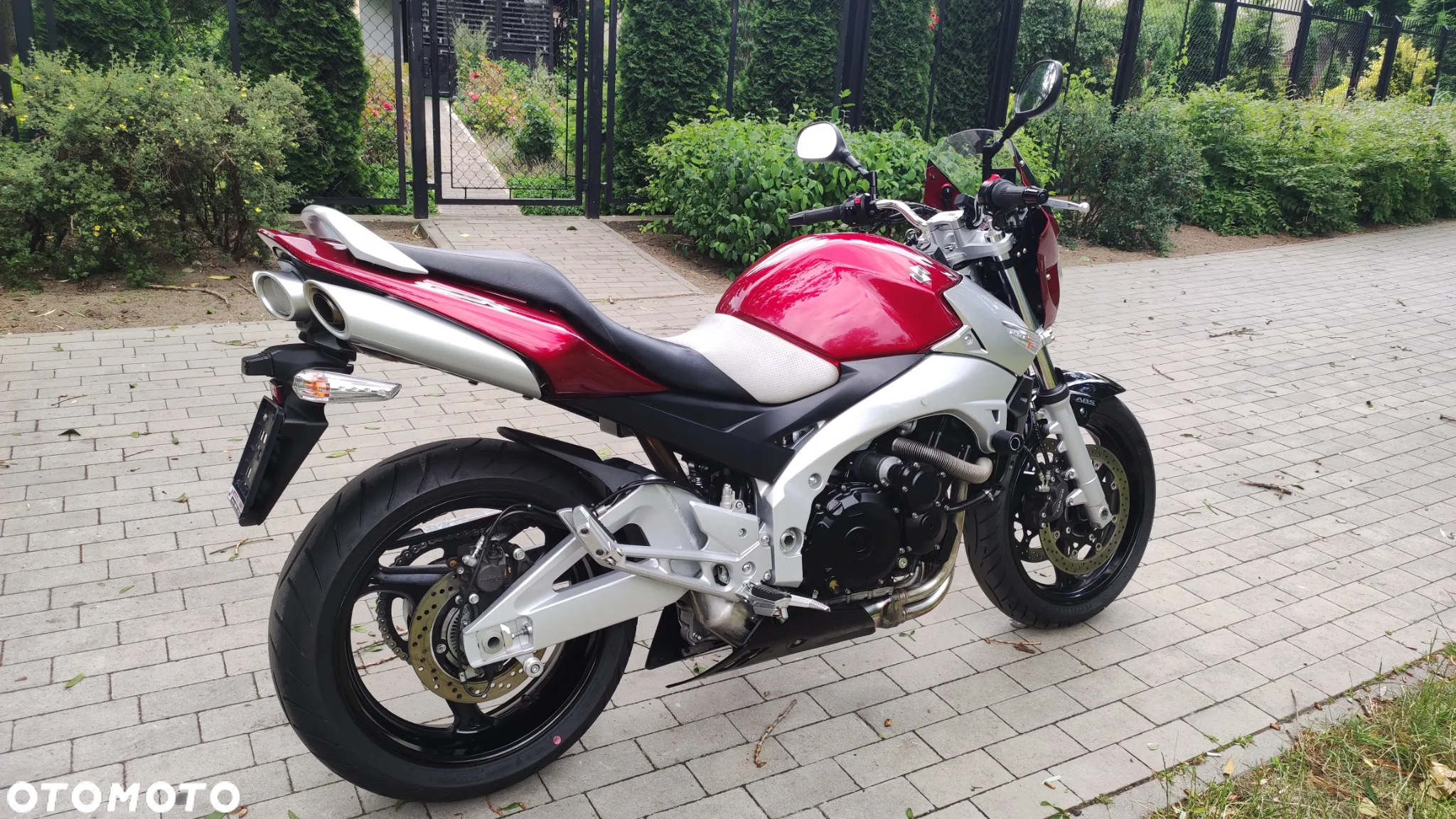 Suzuki GSR - 3