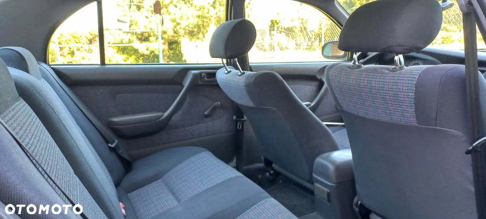 Toyota Carina 1.6 XLi - 9