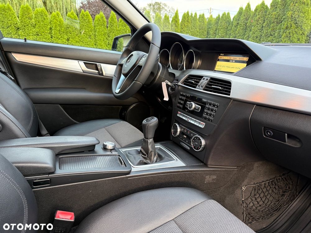 Mercedes-Benz Klasa C 180 CGI BlueEFFICIENCY Avantgarde - 35