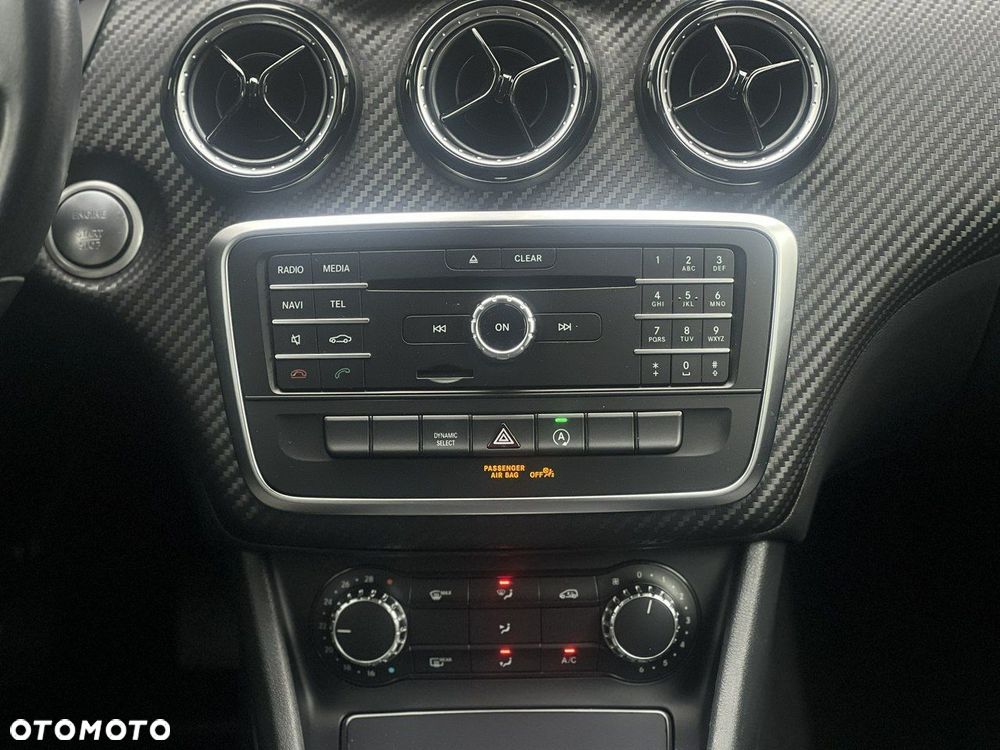 Mercedes-Benz GLA 180 7G-DCT - 14