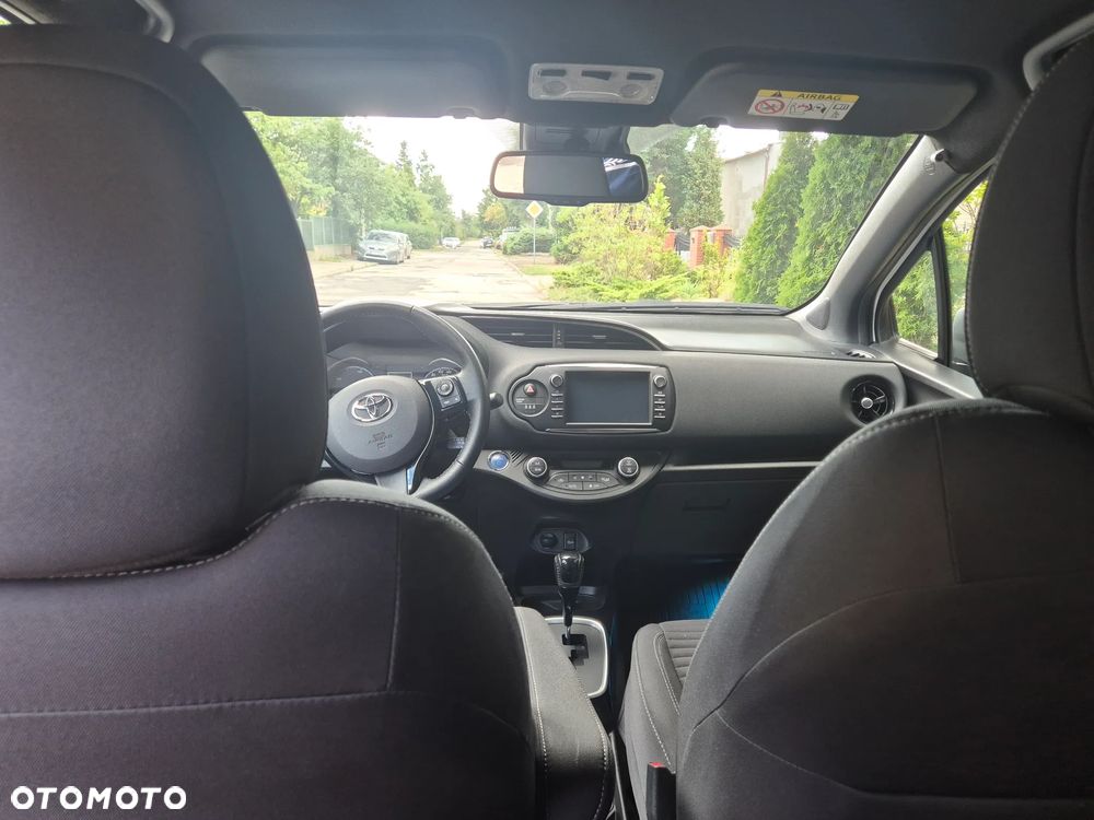 Toyota Yaris Hybrid 100 Selection - 17