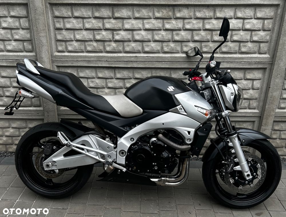 Suzuki GSR - 2