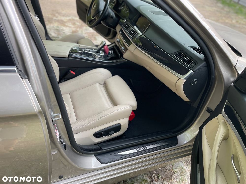 BMW Seria 5 525d xDrive - 10