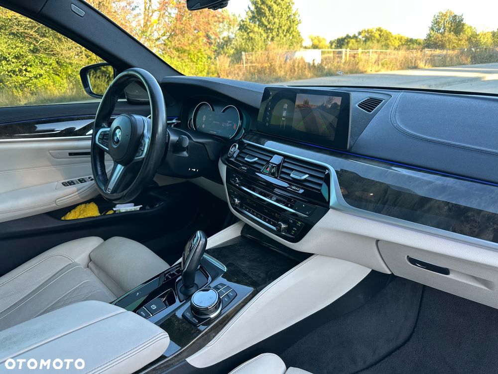 BMW Seria 5 M550i xDrive sport - 40