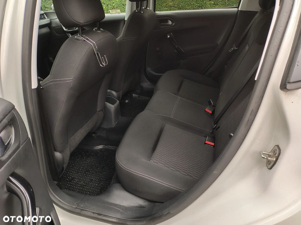 Peugeot 208 - 18