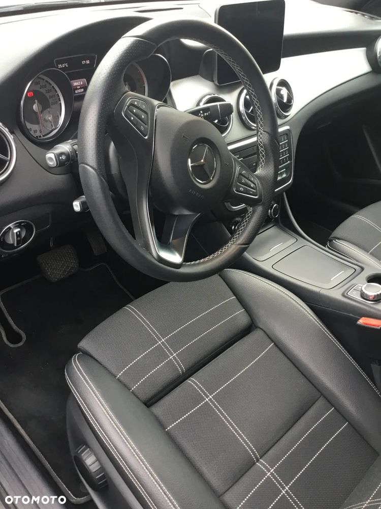 Mercedes-Benz GLA 180 7G-DCT UrbanStyle Edition - 14
