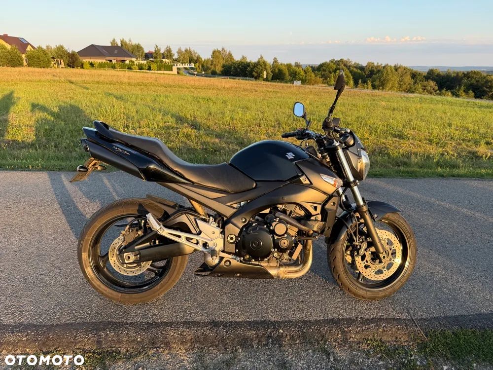 Suzuki GSR - 2