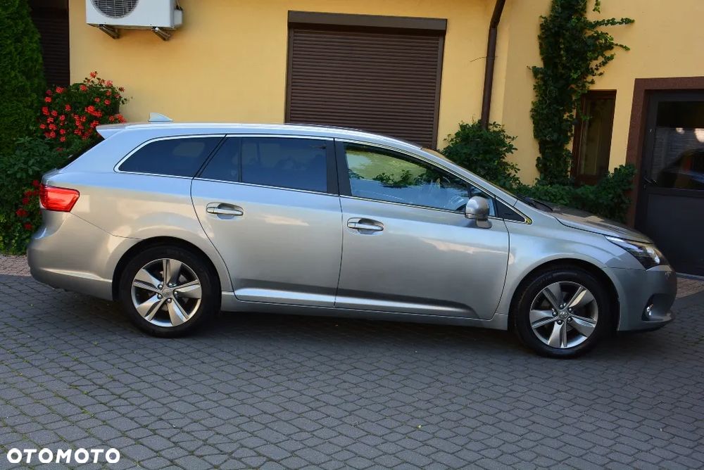 Toyota Avensis 1.8 Premium EU5 - 17