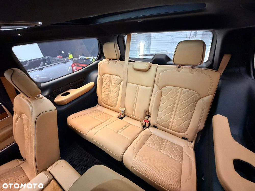 Jeep Grand Wagoneer - 16