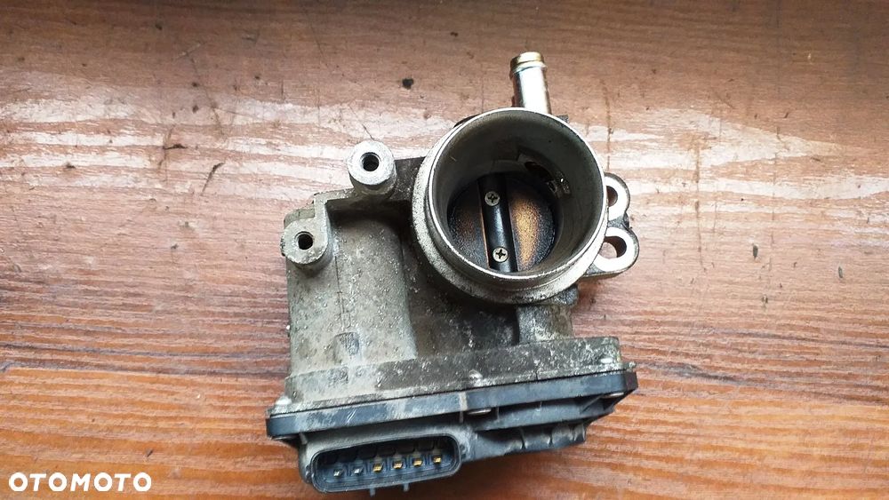 Przepustnica Toyota Yaris II 1.3 B 22030-23010 - 2