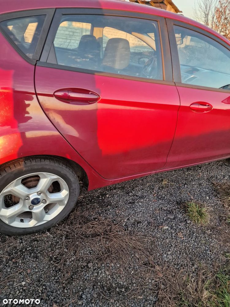 Drzwi  prawy  tył ford  Fiesta  mk7  w  kolorze  M9 - 2