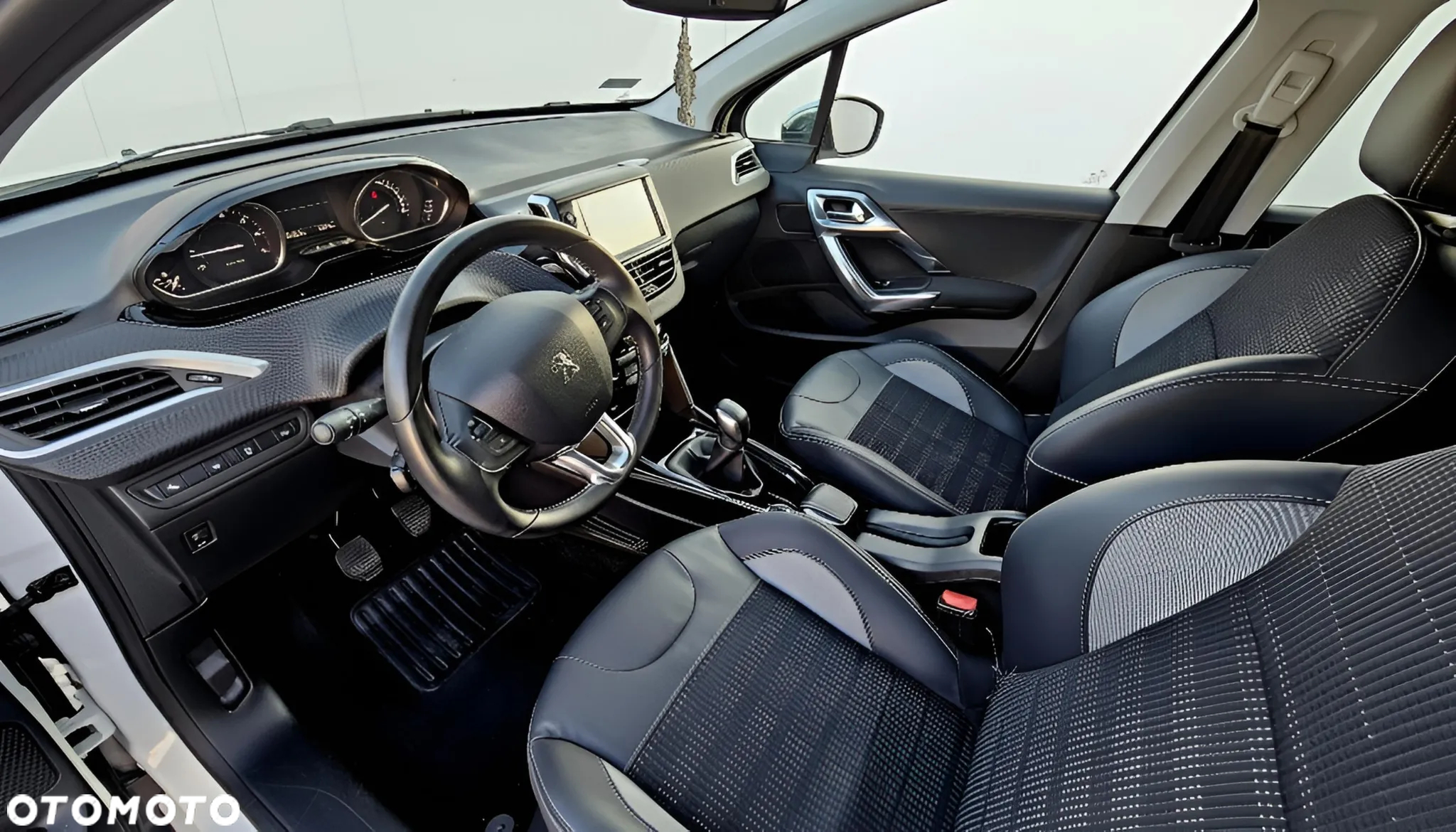 Peugeot 2008 1.2 Pure Tech Allure S&S - 8