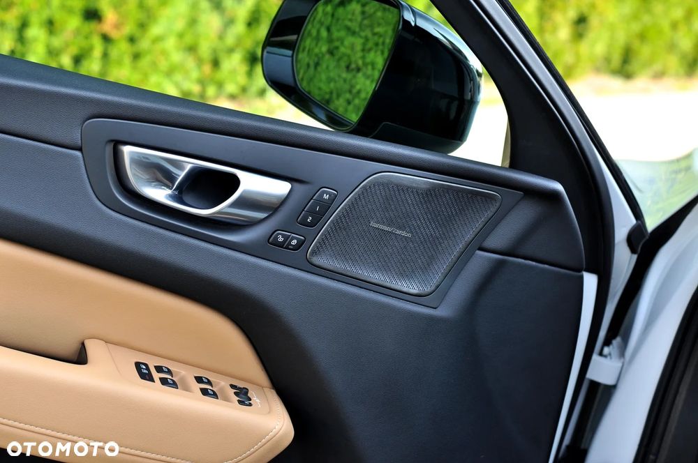 Volvo XC 60 B4 D Plus Dark - 17