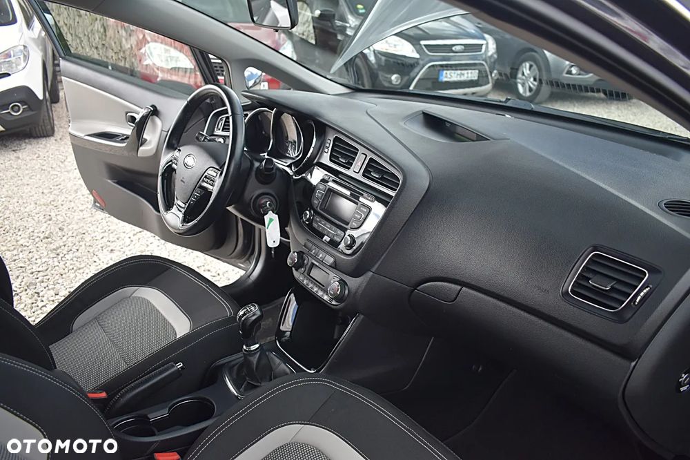 Kia Ceed 1.6 GDI Dream Team Edition - 23