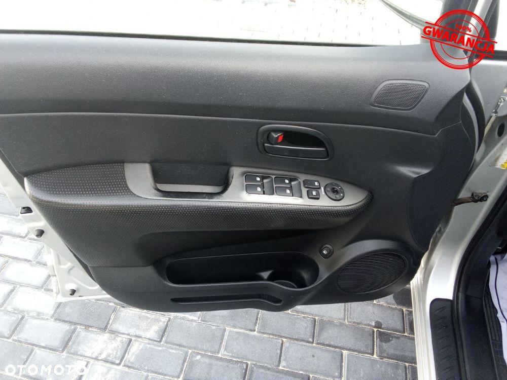 Kia Carens - 30