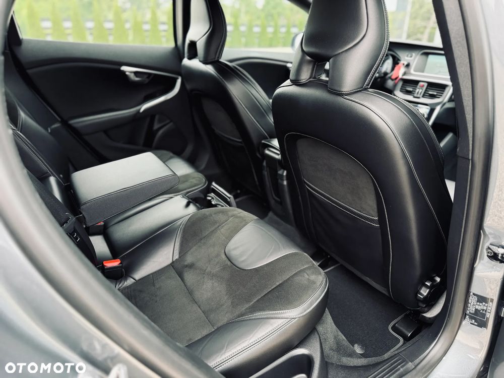 Volvo V40 D2 Drive-E R-Design Momentum - 18