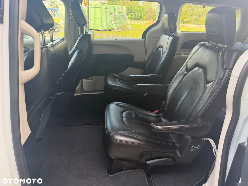 Chrysler Pacifica - 30