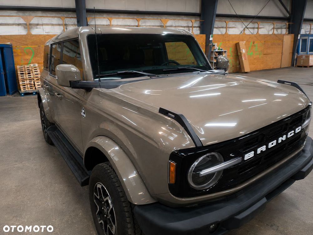 Ford Bronco - 1