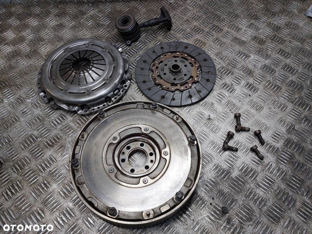 KOŁO DWUMASOWE + TARCZA + DOCISK + ŁOŻYSKO OPOROWE FORD FOCUS MK3 1.6 TDCI - 1