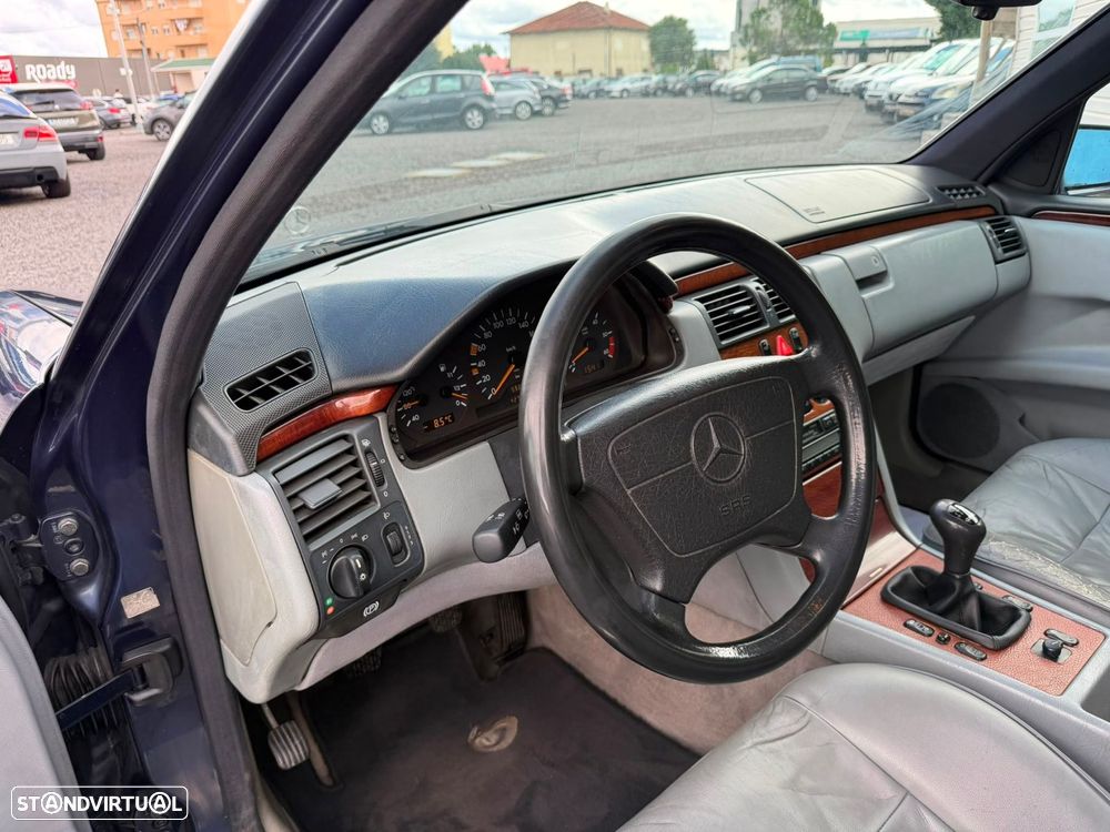 Mercedes-Benz E 220 D Classic - 23