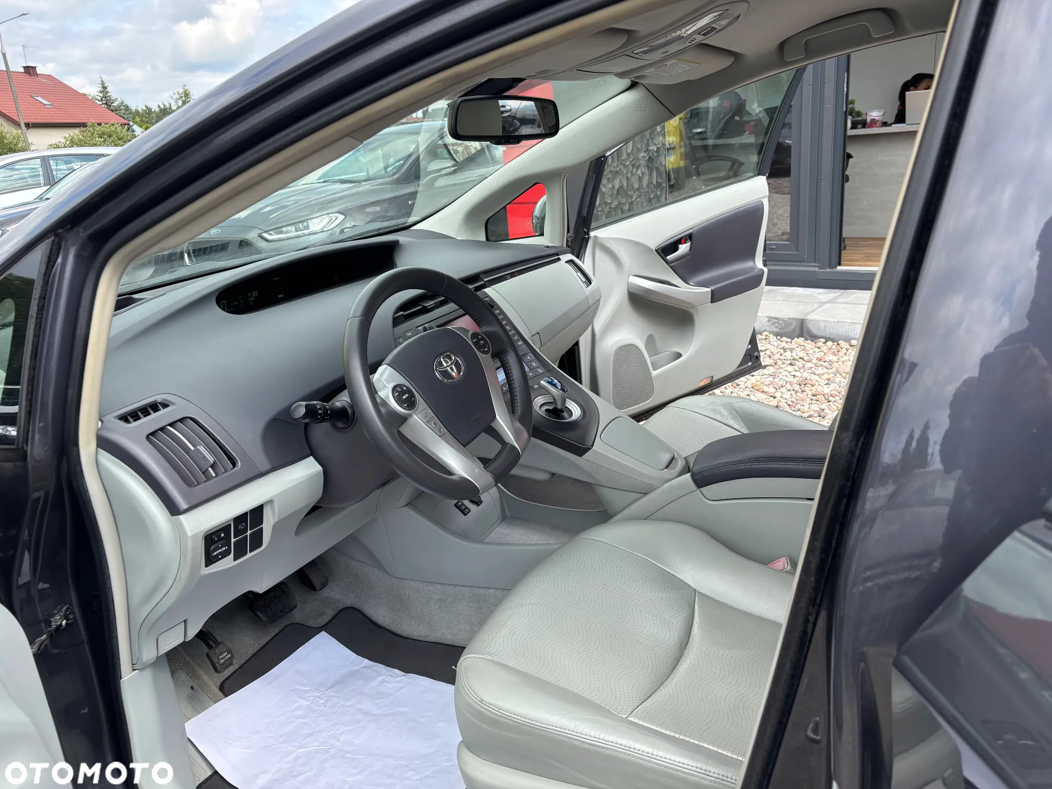 Toyota Prius (Hybrid) Executive - 16